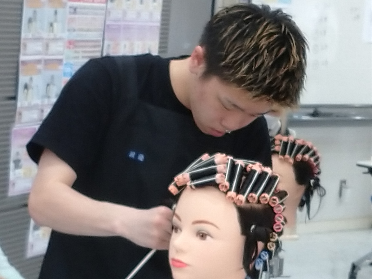 美容師学科】ワインディング頑張っています｜国際テクニカル美容